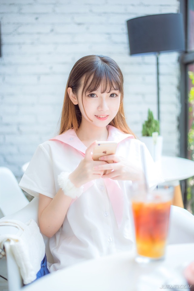 我早就想通了，人们埋怨一成不变，但也埋怨居无定所，人们其实都无所谓，只是要给日子找点岔子而已，似乎只有违背现在的生活，才真正懂得了生活，生活就是一个婊子一个戏子一个你能想到的—切，你所有的比喻就往里面扔吧，你总是对的。因为生活太强大了，最强者总是懒得跟你反驳，甚至任你修饰，然后悄悄地把锅盖盖住。——韩寒《我想和这个世界谈谈》